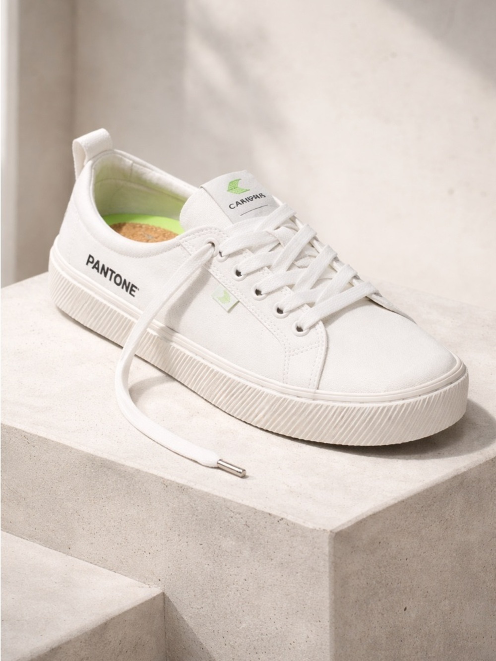 NWT Cariuma Unisex OCA Low Pantone White Canvas  Sneaker - Size M 6/ W 7.5